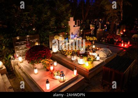 Accendere le candele sulle tombe durante l'tutte le anime ottava. 'Martinsky cintorin' (Martin's cimitero), Bratislava, Slovacchia. Foto Stock