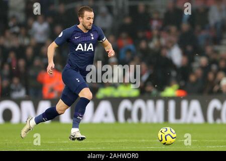 Southampton, Regno Unito. Il 1° gennaio 2020. SOUTHAMPTON, Inghilterra - Gennaio 1ST Tottenham avanti Harry Kane in azione durante il match di Premier League tra Southampton e Tottenham Hotspur presso il St Mary's Stadium, Southampton mercoledì 1 gennaio 2020. (Credit: Jon Bromley | MI News) La fotografia può essere utilizzata solo per il giornale e/o rivista scopi editoriali, è richiesta una licenza per uso commerciale Credito: MI News & Sport /Alamy Live News Foto Stock