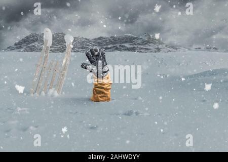 Escursionista stendendo la coperta di neve mano accanto alla slitta di legno alla guida del segnale a causa di valanghe di neve . Pericolo estrema Foto Stock