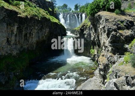 Questo è White River Falls in Tygh Valley, Oregon. Il Fiume Bianco porta il runoff dai ghiacciai del Monte Cofano. Foto Stock