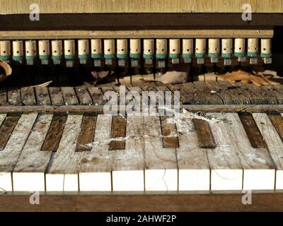 Primo piano sui dettagli del relitto di una vecchio pianoforte nel bel sole Foto Stock