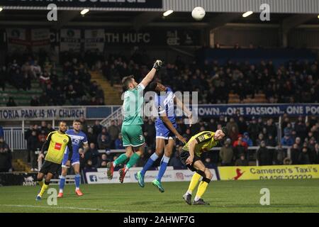 HARTLEPOOL, Inghilterra - Gennaio 1St James Belshaw di Harrogate Town punzoni chiaro da Hartlepool Regno's Nicke Kabamba durante il Vanarama National League match tra Hartlepool Regno e Harrogate Town a Victoria Park, Hartlepool mercoledì 1 gennaio 2020. (Credit: Mark Fletcher | Credit: MI News & Sport /Alamy Live News Foto Stock