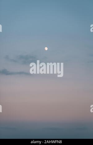 Luna in un Cielo di tramonto Foto Stock