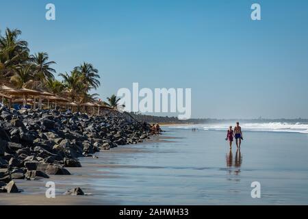 SERREKUNDA, GAMBIA - Novembre 22, 2019: spiaggia nei pressi della Senegambia hotel striscia in Gambia, Africa occidentale. Foto Stock