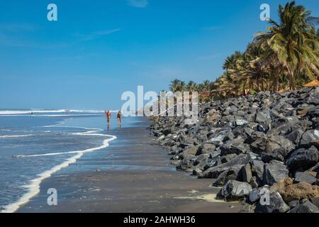 SERREKUNDA, GAMBIA - Novembre 22, 2019: spiaggia nei pressi della Senegambia hotel striscia in Gambia, Africa occidentale. Foto Stock