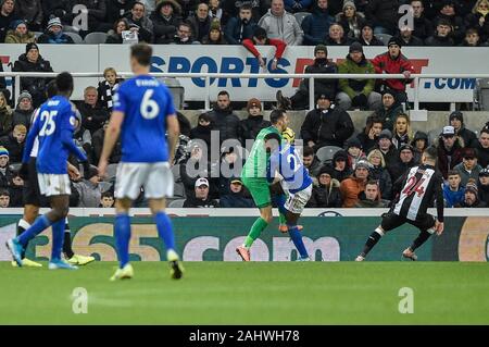 NEWCASTLE UPON TYNE, Inghilterra - Gennaio 1st Martin Dúbravka (1) di Newcastle United collide in a Ricardo Pereira (21) di Leicester City durante il match di Premier League tra Newcastle United e Il Leicester City presso il St James Park, Newcastle mercoledì 1 gennaio 2020. (Credit: Iam masterizzare | MI News) La fotografia può essere utilizzata solo per il giornale e/o rivista scopi editoriali, è richiesta una licenza per uso commerciale Credito: MI News & Sport /Alamy Live News Foto Stock