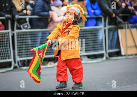 Il centro di Londra, il 1° gennaio 2020. Un giovane attore prende la sua bandiera le responsabilità del cuscinetto sul serio. Gli anelli di Londra nel 2020 con l'annuale "di Londra il primo giorno del nuovo anno Parade', più affettuosamente conosciuto dai londinesi come LNYDP, e le sue prestazioni spettacolari lungo un percorso attraverso il centro di Londra. Credito: Imageplotter/Alamy Live News Foto Stock