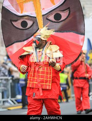 Il centro di Londra, il 1° gennaio 2020. La Chinatown di Londra Associazione Cinese UK nei loro abiti colorati, compresi drago e i ballerini di Lion. Gli anelli di Londra nel 2020 con l'annuale "di Londra il primo giorno del nuovo anno Parade', più affettuosamente conosciuto dai londinesi come LNYDP, e le sue prestazioni spettacolari lungo un percorso attraverso il centro di Londra. Credito: Imageplotter/Alamy Live News Foto Stock