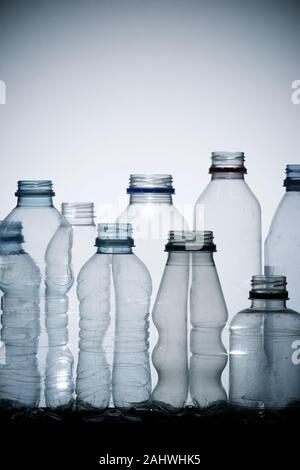 Bottiglie di acqua e sfondo bianco. Foto Stock