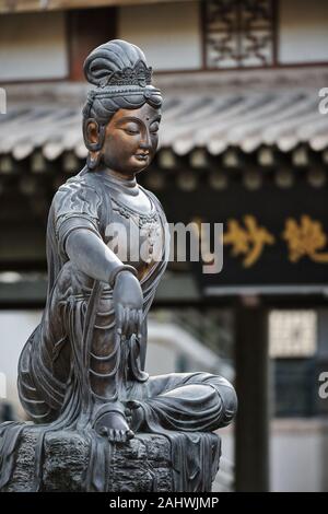 Statua del Buddha in bronzo di fronte al tempio di Mingyue che si affaccia sul Crescent Lake-Dunhuang-Gansu-China-0671 Foto Stock