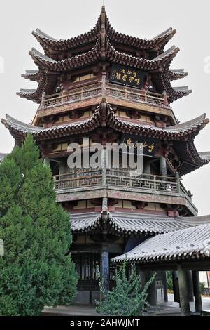 Pagoda Cinese a piani alti e padiglioni circostanti che si affacciano sul Crescent Lake-Dunhuang-Gansu-China-0673 Foto Stock