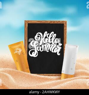 Bella spiaggia tropicale con sfondo sole, concetto di vacanza estiva. Ciao estate scritta disegnata a mano. Illustrazione vettoriale con sabbia e nuvole realistiche. Illustrazione Vettoriale