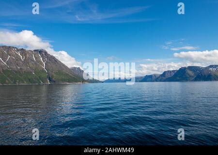 Bellissimo il paesaggio costiero al di fuori del villaggio di Oksfjord nel comune di loppa in Finnmark, Norvegia. Foto Stock