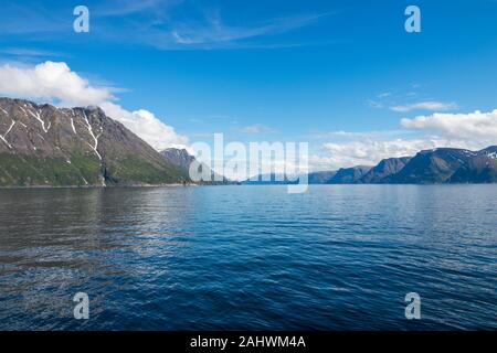 Bellissimo il paesaggio costiero al di fuori del villaggio di Oksfjord nel comune di loppa in Finnmark, Norvegia. Foto Stock