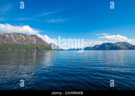 Bellissimo il paesaggio costiero al di fuori del villaggio di Oksfjord nel comune di loppa in Finnmark, Norvegia. Foto Stock