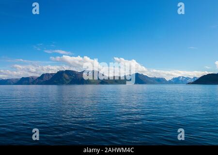 Bellissimo il paesaggio costiero al di fuori del villaggio di Oksfjord nel comune di loppa in Finnmark, Norvegia. Foto Stock