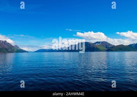 Bellissimo il paesaggio costiero al di fuori del villaggio di Oksfjord nel comune di loppa in Finnmark, Norvegia. Foto Stock