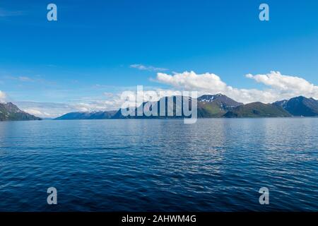 Bellissimo il paesaggio costiero al di fuori del villaggio di Oksfjord nel comune di loppa in Finnmark, Norvegia. Foto Stock