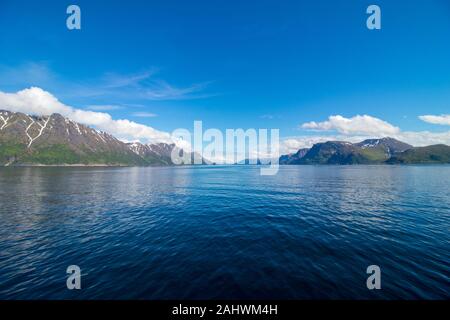 Bellissimo il paesaggio costiero al di fuori del villaggio di Oksfjord nel comune di loppa in Finnmark, Norvegia. Foto Stock