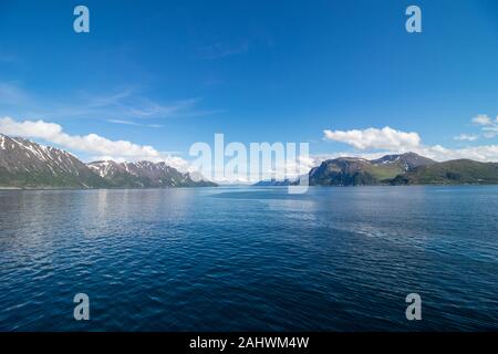 Bellissimo il paesaggio costiero al di fuori del villaggio di Oksfjord nel comune di loppa in Finnmark, Norvegia. Foto Stock