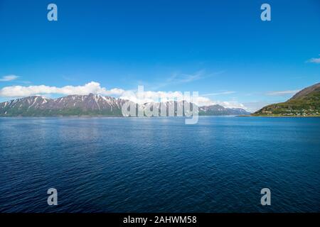 Bellissimo il paesaggio costiero al di fuori del villaggio di Oksfjord nel comune di loppa in Finnmark, Norvegia. Foto Stock