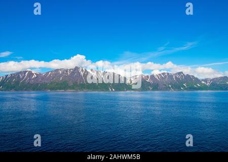 Bellissimo il paesaggio costiero al di fuori del villaggio di Oksfjord nel comune di loppa in Finnmark, Norvegia. Foto Stock