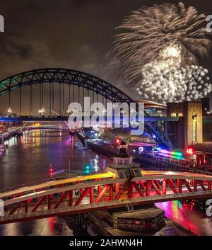 Fuochi d'artificio su Tyne Bridge a mezzanotte di Capodanno 2019, Newcastle upon Tyne, Tyne & Wear, England, Regno Unito Foto Stock