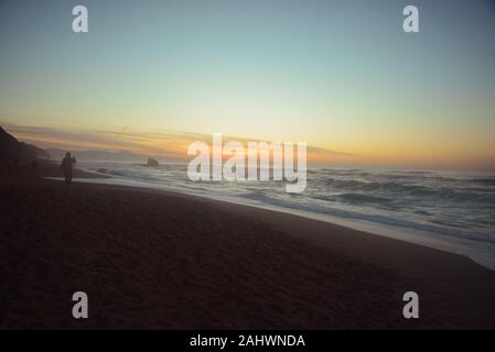 Una passeggiata lungo la spiaggia al tramonto nel sud-ovest della Francia, pasakdek Foto Stock