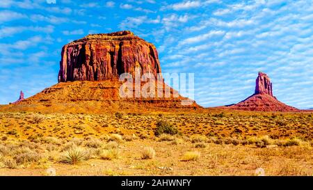 Le torreggianti formazioni arenarie del West Mitten Butte, Merrick Butte, Est Mitten Buttes in Monument Valley Navajo Tribal Park il paesaggio del deserto Foto Stock