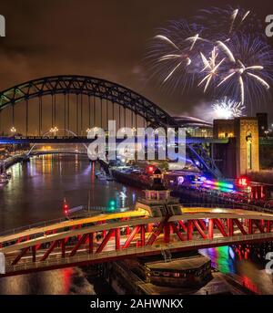 Fuochi d'artificio su Tyne Bridge a mezzanotte di Capodanno 2019, Newcastle upon Tyne, Tyne & Wear, England, Regno Unito Foto Stock