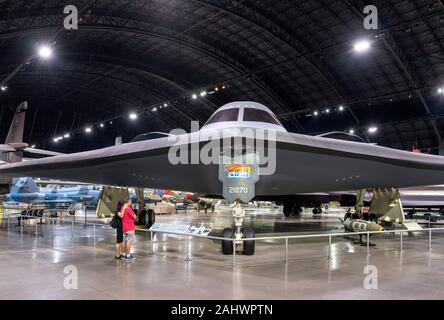 I visitatori di fronte a Northrop Grumman B-2 Spirit bombardiere stealth, Museo Nazionale della United States Air Force (ex United States Air Force Museum), Dayton, Ohio, Stati Uniti d'America. Foto Stock