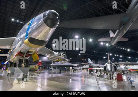 Guerra fredda di aeromobili con un Boeing RB-47H Stratojet bombardiere strategico in primo piano e il Convair F-102 Delta Dagger a destra, Museo Nazionale della United States Air Force (ex United States Air Force Museum), Dayton, Ohio, Stati Uniti d'America. Foto Stock