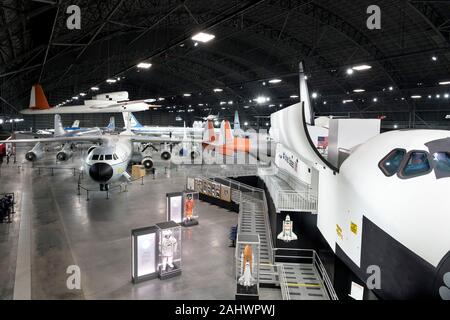 Space Gallery guardando verso la Galleria Presidenziale con lo Space Shuttle equipaggio vano Trainer (CCT1) in primo piano, il Museo Nazionale della United States Air Force (ex United States Air Force Museum), Wright-Patterson Air Force Base, Dayton, Ohio, Stati Uniti d'America. Foto Stock