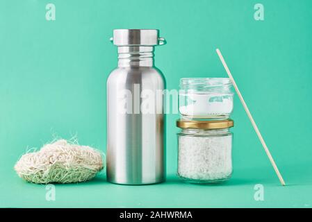 Set di eco friendly voci su sfondo verde. Riutilizzabili bottiglia in alluminio e il vasetto di vetro. Rifiuti Zero e plastica concetto libero Foto Stock