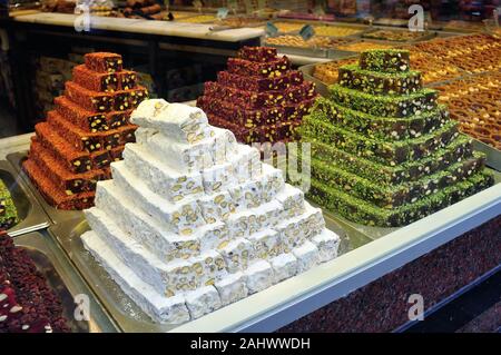 Dolci tipici di Istanbul - lo stretto del Bosforo - TURCHIA Foto Stock