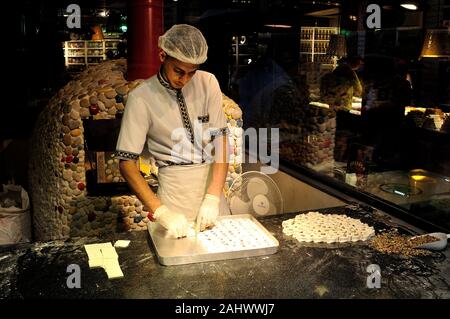 Dolci tipici di Istanbul - lo stretto del Bosforo - TURCHIA Foto Stock