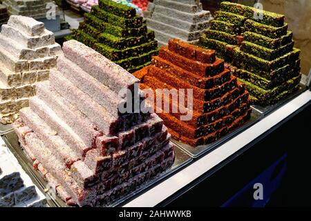 Dolci tipici di Istanbul - lo stretto del Bosforo - TURCHIA Foto Stock