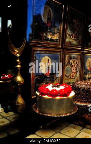 Dolci tipici di Istanbul - lo stretto del Bosforo - TURCHIA Foto Stock