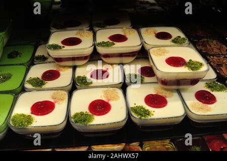 Dolci tipici di Istanbul - lo stretto del Bosforo - TURCHIA Foto Stock