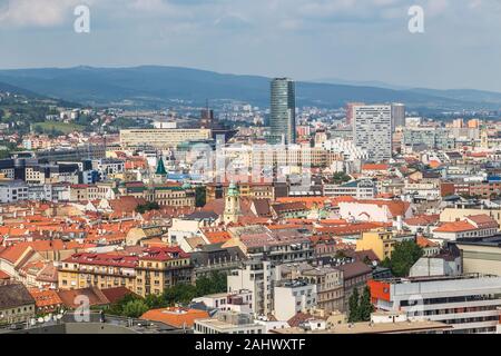 Vista della città dal ponte di osservazione sul ponte di supporto. Bratislava. Slovacchia Foto Stock