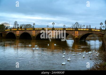 Worcester bridge al tramonto. Stile tradizionale lampioni, magnifici archi e cigni godendo il fiume Severn. Foto Stock
