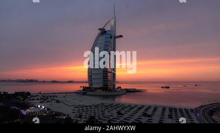 Bellissima vista al tramonto dalla spiaggia di Dubai. Foto Stock