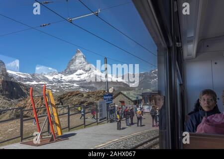 Treno da Gonergrat a Zermatt, fermandosi presso stazione Rotenboden accanto al Monte Cervino. Swizerland Foto Stock