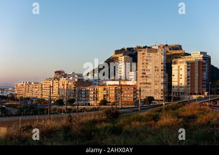 Edificio alto e moderno blocchi sul lungomare di Alicante con la linea del tram in esecuzione in primo piano Foto Stock