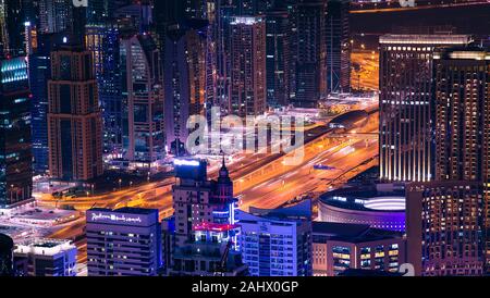 Moderno centro di Dubai skyline notturno, Dubai, Emirati Arabi Uniti Foto Stock