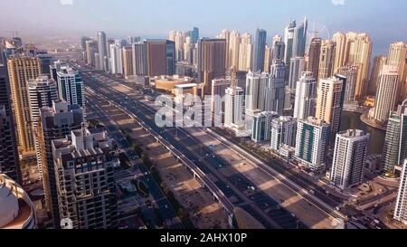 Vista panoramica sul centro di Dubai, Emirati arabi uniti di sunrise Foto Stock