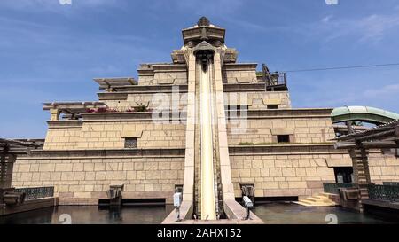 La Torre Di Nettuno acqua scivolo al parco acquatico Aquaventure Atlantis Hotel a Dubai Foto Stock
