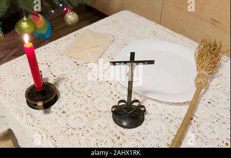 Visita Pastorale di articoli su una tabella: croce, l'acqua santa, sprinkler e la busta con donazione. La tradizione della Chiesa cattolica in Polonia chiamato koleda Foto Stock