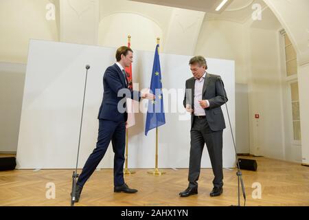 Vienna, Austria. 01st gennaio, 2020.Comunicato stampa 'round finale' con il presidente del partito federale Sebastian Kurz del nuovo ÖVP (nuovo partito popolare austriaco) e il portavoce federale del Partito verde (Austria verde), Werner Kogler. L'immagine mostra il team di negoziazione prima della conferenza stampa. Sebastian Kurz (L) e Werner Kogler )R) annunciano che è stata raggiunta una voce di base. Credit: Franz PERC / Alamy Live News Foto Stock