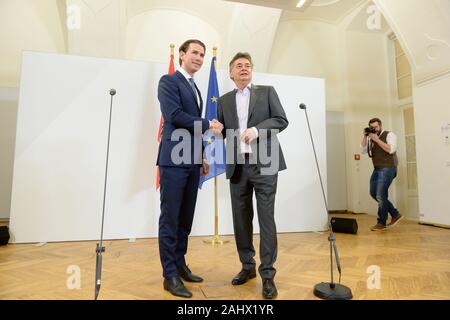 Vienna, Austria. 01st gennaio, 2020.Comunicato stampa 'round finale' con il presidente del partito federale Sebastian Kurz del nuovo ÖVP (nuovo partito popolare austriaco) e il portavoce federale del Partito verde (Austria verde), Werner Kogler. L'immagine mostra il team di negoziazione prima della conferenza stampa. Sebastian Kurz (L) e Werner Kogler )R) annunciano che è stata raggiunta una voce di base. Credit: Franz PERC / Alamy Live News Foto Stock